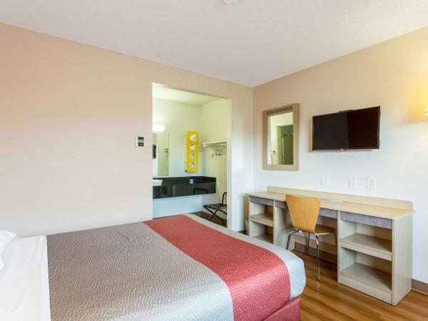 Motel 6-Albuquerque, NM - South - Airport : photo 3 de la chambre chambre double - accessible aux personnes à mobilité réduite - douche accessible en fauteuil roulant