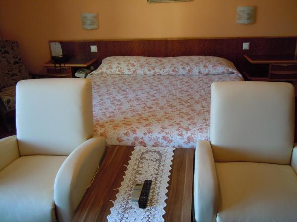 Swiss Lodge Nassa Garni : photo 1 de la chambre chambre triple standard avec balcon - vue sur lac