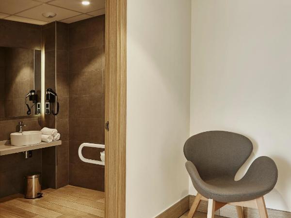 Hotel Bilbao Plaza : photo 3 de la chambre chambre double avec lit d'appoint