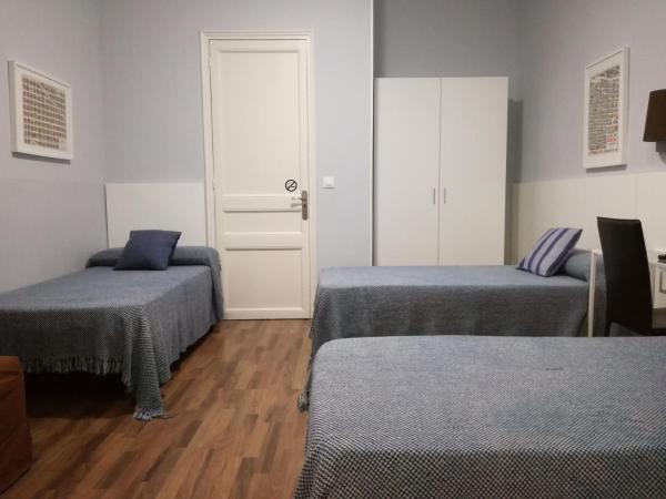 Hostal Lesseps : photo 2 de la chambre chambre triple