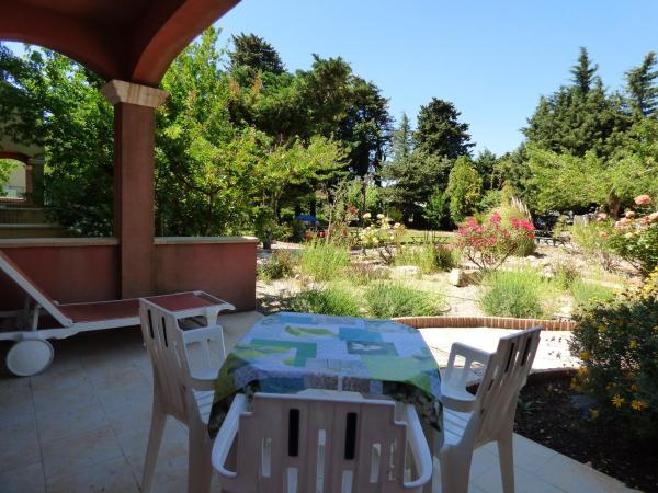Appart'Hotel Festival Sud Aqua - Avignon TGV : photo 6 de la chambre chambre suprieure avec terrasse - vue sur piscine