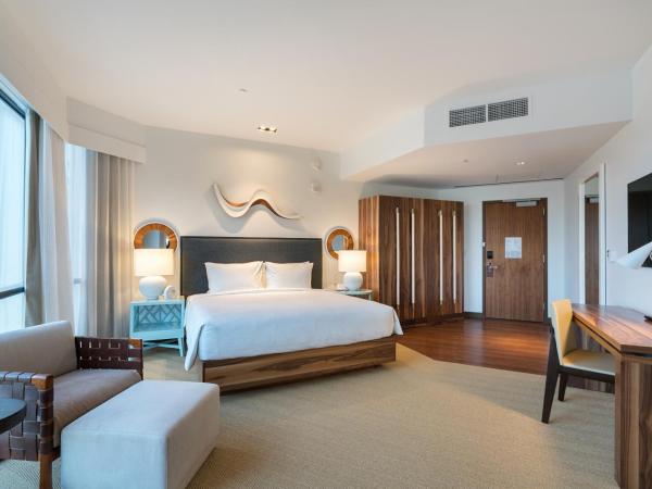 Hyatt Centric Waikiki Beach : photo 2 de la chambre suite lit king-size - vue sur ville