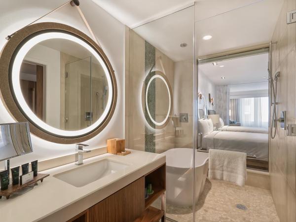 Hyatt Centric Waikiki Beach : photo 3 de la chambre suite avec 2 lits queen-size - vue sur ville