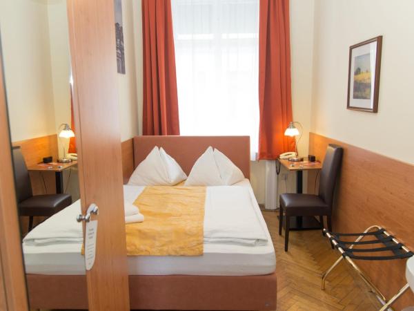 Pension Lehrerhaus : photo 2 de la chambre petite chambre double avec toilettes communes