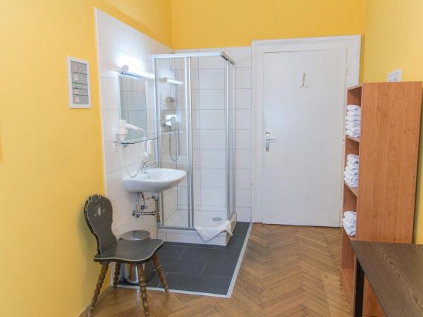 Pension Lehrerhaus : photo 7 de la chambre chambre simple avec salle de bains commune