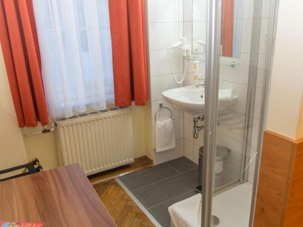 Pension Lehrerhaus : photo 1 de la chambre petite chambre simple avec toilettes communes