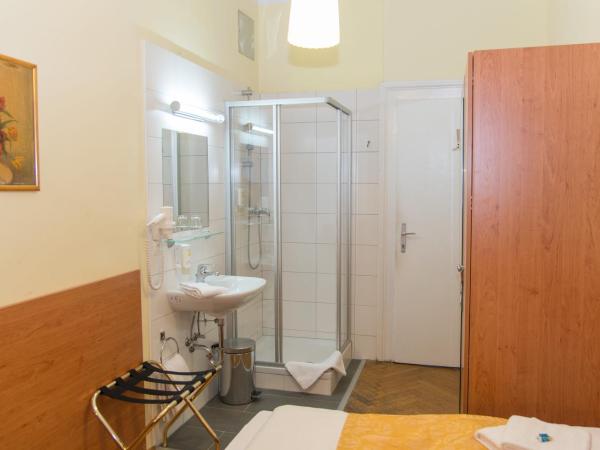 Pension Lehrerhaus : photo 4 de la chambre petite chambre double avec toilettes communes