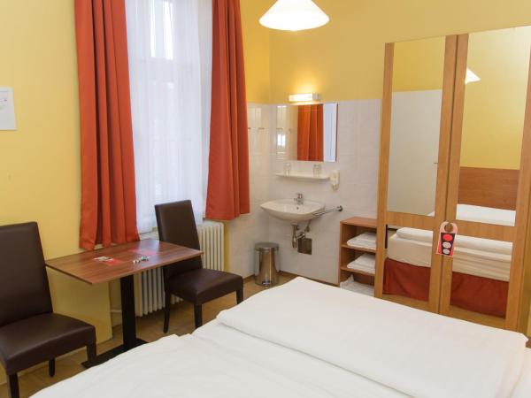 Pension Lehrerhaus : photo 5 de la chambre chambre double avec salle de bains commune