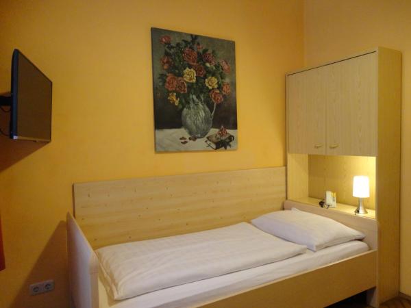 Pension Lehrerhaus : photo 4 de la chambre chambre simple avec salle de bains privative