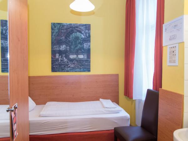 Pension Lehrerhaus : photo 4 de la chambre chambre simple avec salle de bains commune