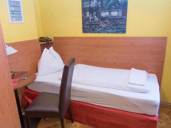 Pension Lehrerhaus : photo 6 de la chambre chambre simple avec salle de bains commune