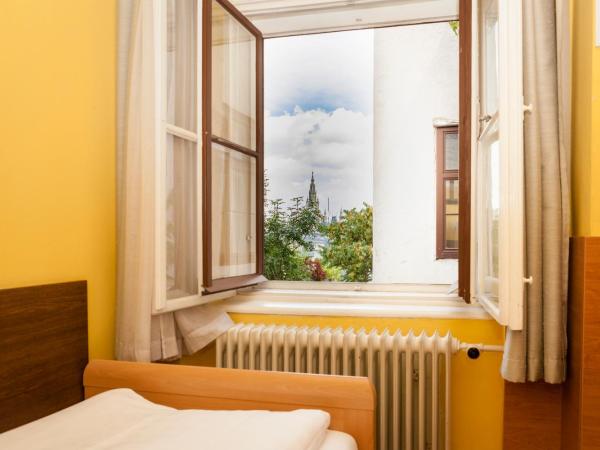 Pension Lehrerhaus : photo 2 de la chambre chambre simple avec salle de bains commune