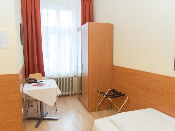 Pension Lehrerhaus : photo 3 de la chambre chambre simple avec salle de bains privative