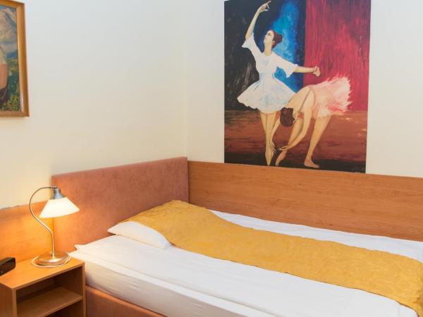 Pension Lehrerhaus : photo 4 de la chambre petite chambre simple avec toilettes communes