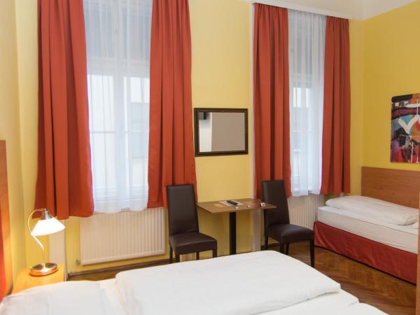 Pension Lehrerhaus : photo 2 de la chambre chambre familiale avec salle de bains privative (3 personnes)