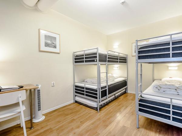 City Hostel : photo 3 de la chambre chambre quadruple avec salle de bains commune