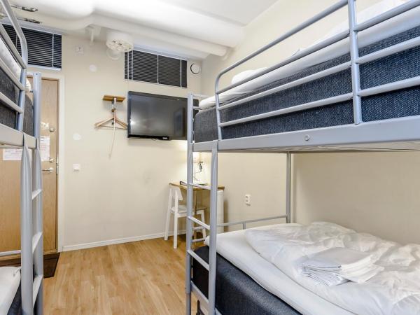 City Hostel : photo 4 de la chambre chambre quadruple avec salle de bains commune