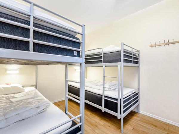 City Hostel : photo 5 de la chambre chambre quadruple avec salle de bains commune