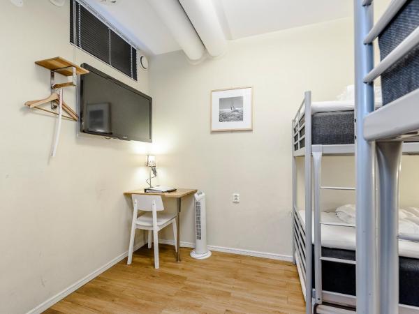 City Hostel : photo 6 de la chambre chambre quadruple avec salle de bains commune