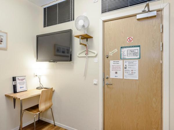 City Hostel : photo 7 de la chambre chambre lits jumeaux avec salle de bains commune