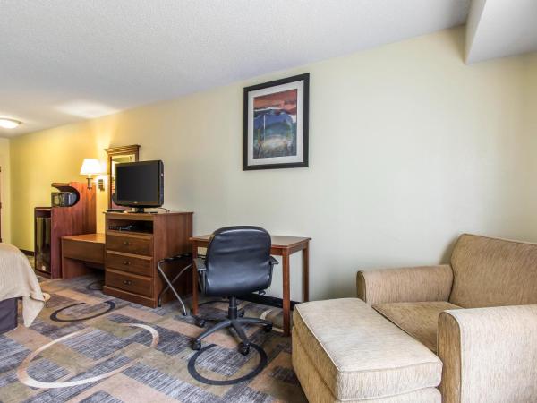 Quality Inn & Suites Memphis East : photo 3 de la chambre chambre lit king-size - non-fumeurs