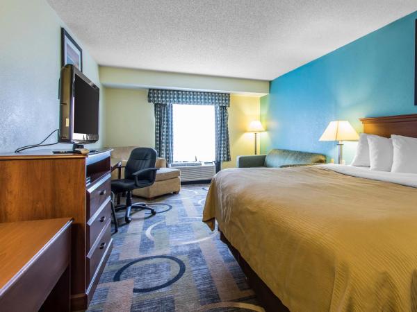 Quality Inn & Suites Memphis East : photo 6 de la chambre chambre lit king-size - non-fumeurs
