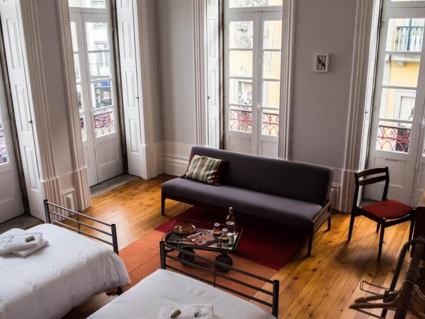 Dona Emília Guest House & Studio Apartment Building : photo 6 de la chambre double or twin room with private external bathroom and city views