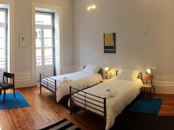 Dona Emília Guest House & Studio Apartment Building : photo 3 de la chambre chambre lits jumeaux avec salle de bains privative séparée