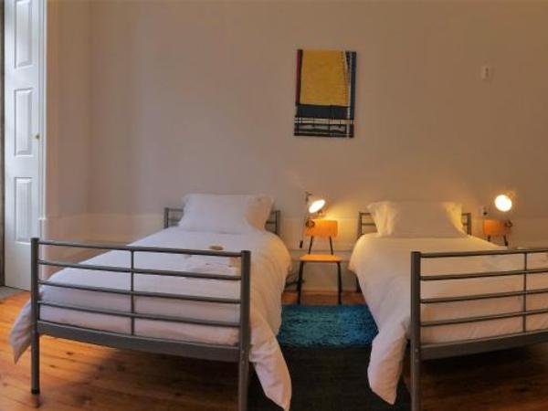 Dona Emília Guest House & Studio Apartment Building : photo 4 de la chambre chambre lits jumeaux avec salle de bains privative séparée