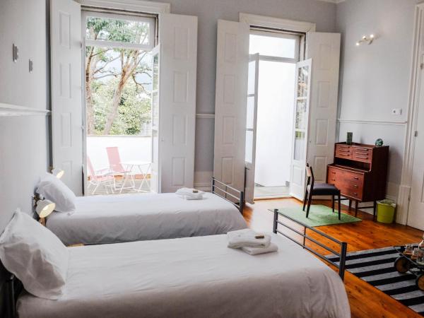 Dona Emília Guest House & Studio Apartment Building : photo 2 de la chambre double or twin room with private external bathroom and mountain views