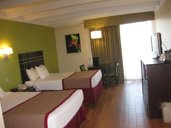 Best Western Orlando West : photo 4 de la chambre chambre double avec 2 lits doubles et douche accessible en fauteuil roulant - accessible aux personnes à mobilité réduite - non-fumeurs