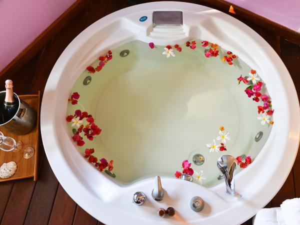 Iara Beach Hotel Boutique : photo 2 de la chambre suite lit king-size avec baignoire spa