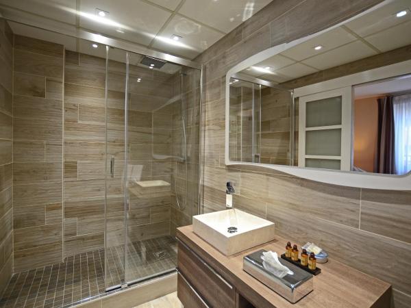 Hôtel La Réserve : photo 4 de la chambre chambre familiale (4 adultes)