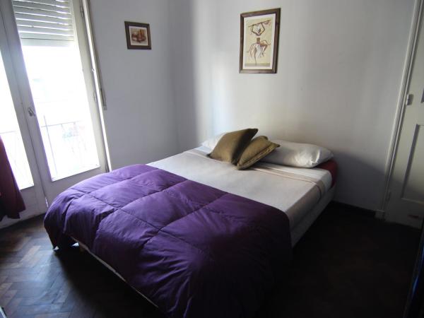 mate! Hostel : photo 2 de la chambre chambre double avec salle de bains commune