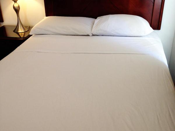 Hotel Bon Accueil : photo 1 de la chambre chambre lit queen-size