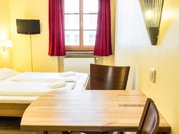 Euro Youth Hotel Munich : photo 4 de la chambre chambre double avec salle de bains commune