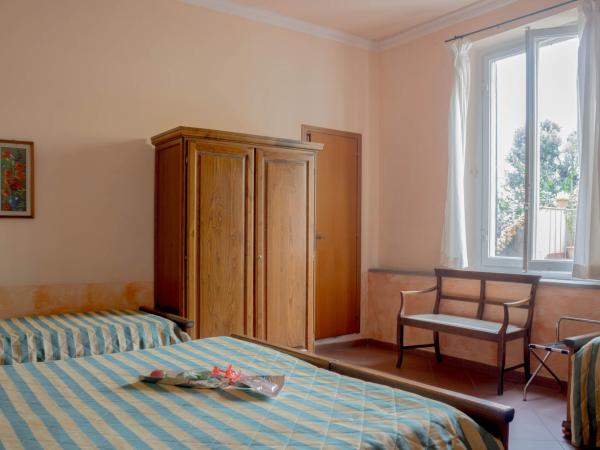 Hotel Monica : photo 9 de la chambre chambre quadruple