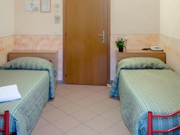 Hotel Monica : photo 6 de la chambre chambre lits jumeaux Économique avec salle de bains commune