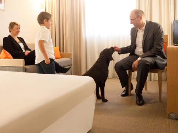 Novotel Athens : photo 5 de la chambre chambre familiale avec 1 lit double et 1 canapé-lit double