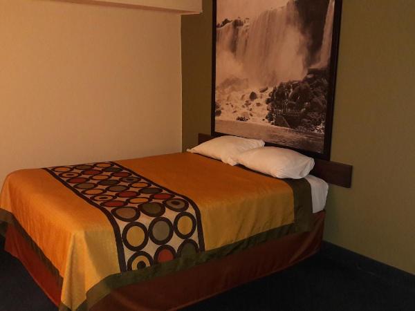 Super 8 by Wyndham Niagara Falls North : photo 2 de la chambre suite avec 1 lit queen-size et 2 lits doubles - non-fumeurs