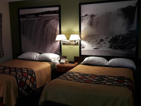 Super 8 by Wyndham Niagara Falls North : photo 3 de la chambre suite avec 1 lit queen-size et 2 lits doubles - non-fumeurs