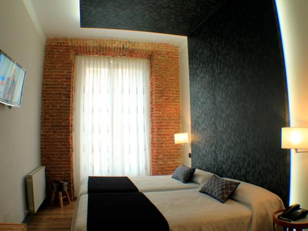 Hostal Oriente : photo 5 de la chambre chambre double ou lits jumeaux - vue sur ville