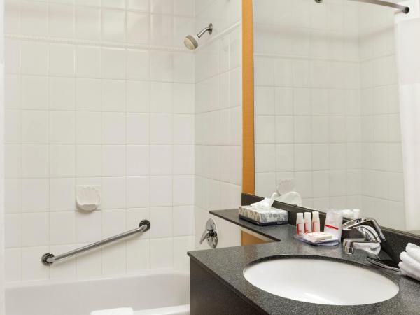 Days Inn by Wyndham Vancouver Downtown : photo 5 de la chambre chambre lit queen-size - non-fumeurs