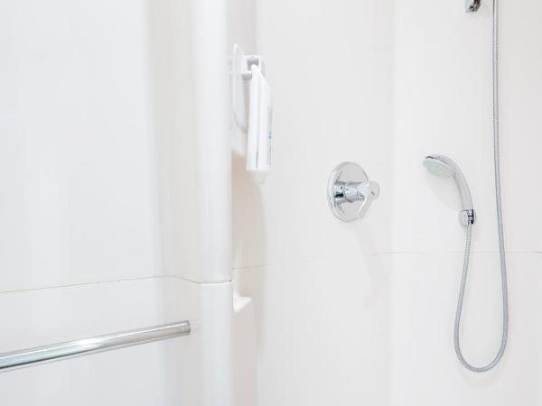 ibis budget Paris Porte De Montmartre : photo 1 de la chambre chambre triple avec 1 lit double et 1 lit superposé