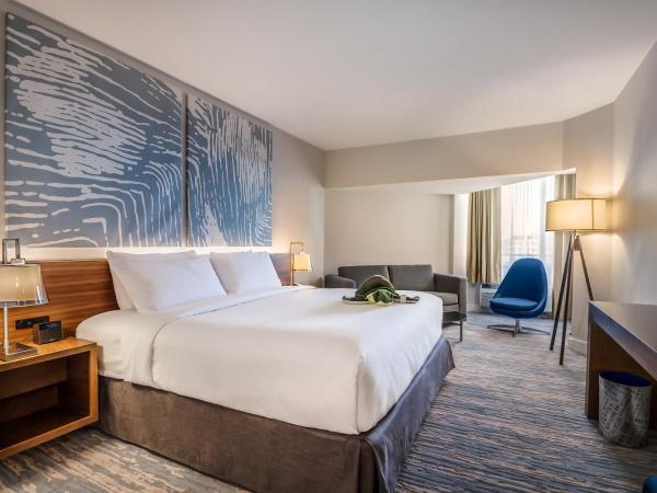 B Ocean Resort Fort Lauderdale Beach : photo 1 de la chambre hébergement lit king-size chic - vue sur ville