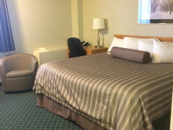 Travelodge by Wyndham Winnipeg East : photo 5 de la chambre chambre lit king-size pour personnes à mobilité réduite - non-fumeurs