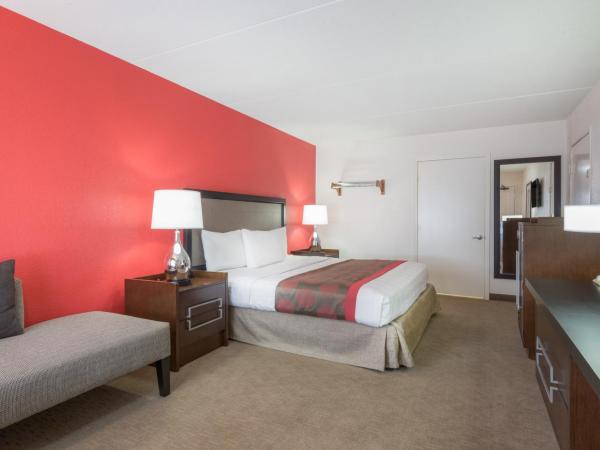 Ramada by Wyndham Albuquerque Airport : photo 2 de la chambre chambre lit king-size avec douche accessible en fauteuil roulant - adaptée aux personnes à mobilité réduite/non-fumeurs