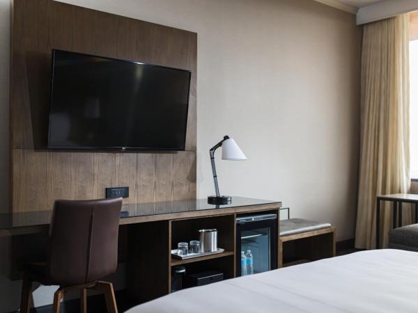 Sonesta Nashville Airport : photo 7 de la chambre hébergement lit king-size concierge