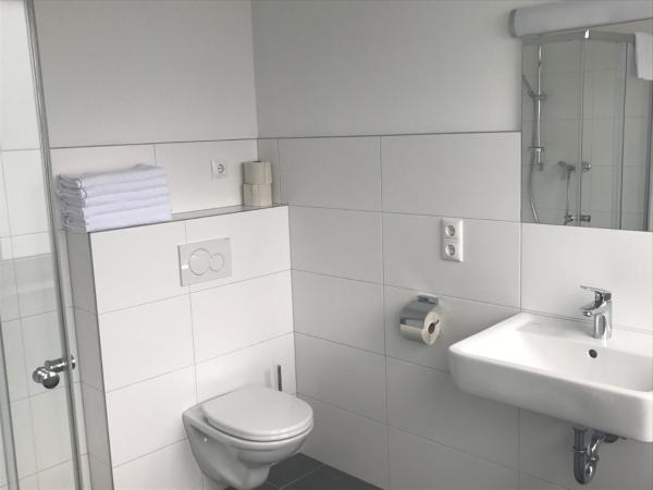 Montagehotel Bed & Steel : photo 4 de la chambre chambre double avec salle de bains privative