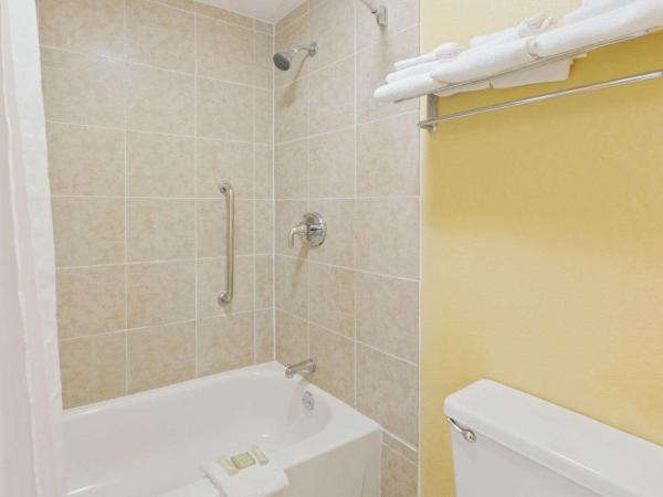 Rodeway Inn Charlotte Airport Area : photo 4 de la chambre chambre lit king-size - non-fumeurs